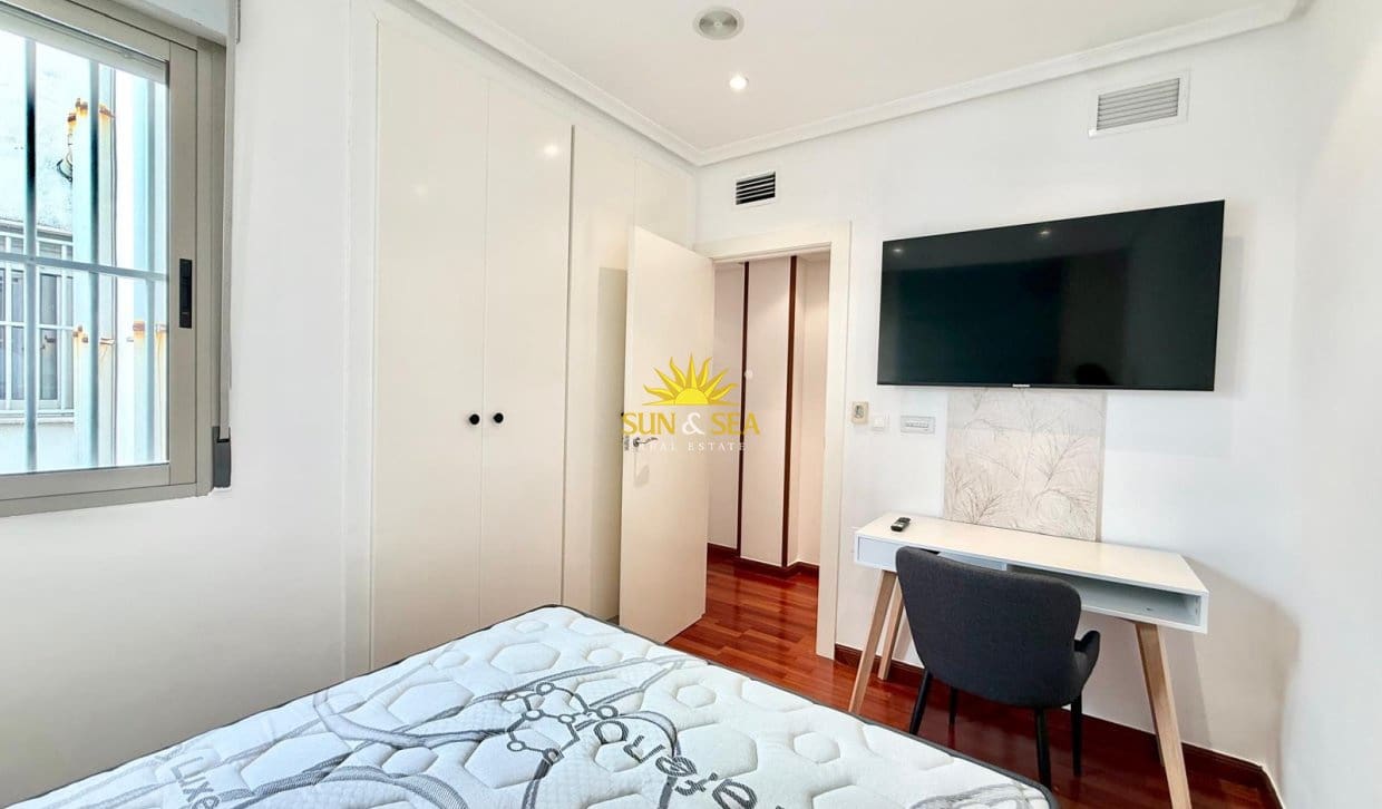2 Zimmer Apartment zu vermieten in Torrevieja mit Garage - 1.500 € (Ref: 10077054)