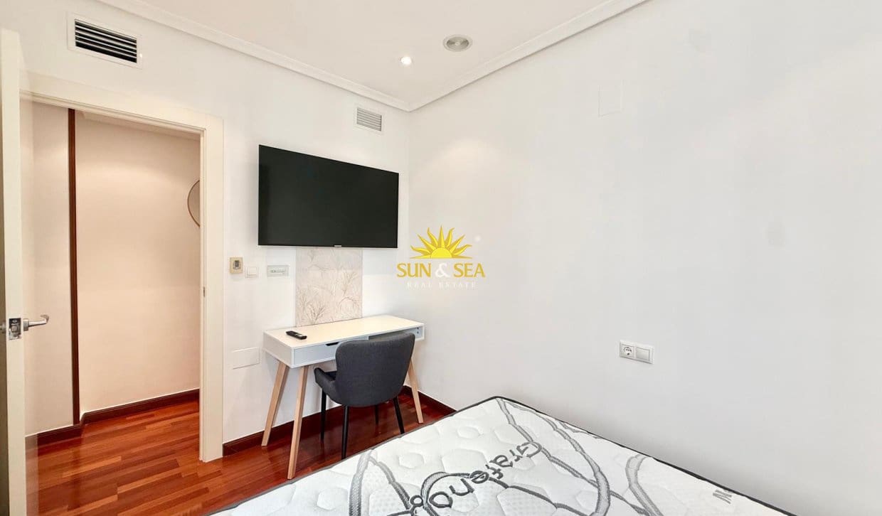 2 Zimmer Apartment zu vermieten in Torrevieja mit Garage - 1.500 € (Ref: 10077054)