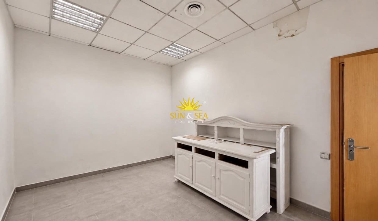 1 makuuhuone Kaupallinen myytävänä paikassa Torrevieja - 599 000 € (Ref: 10079036)