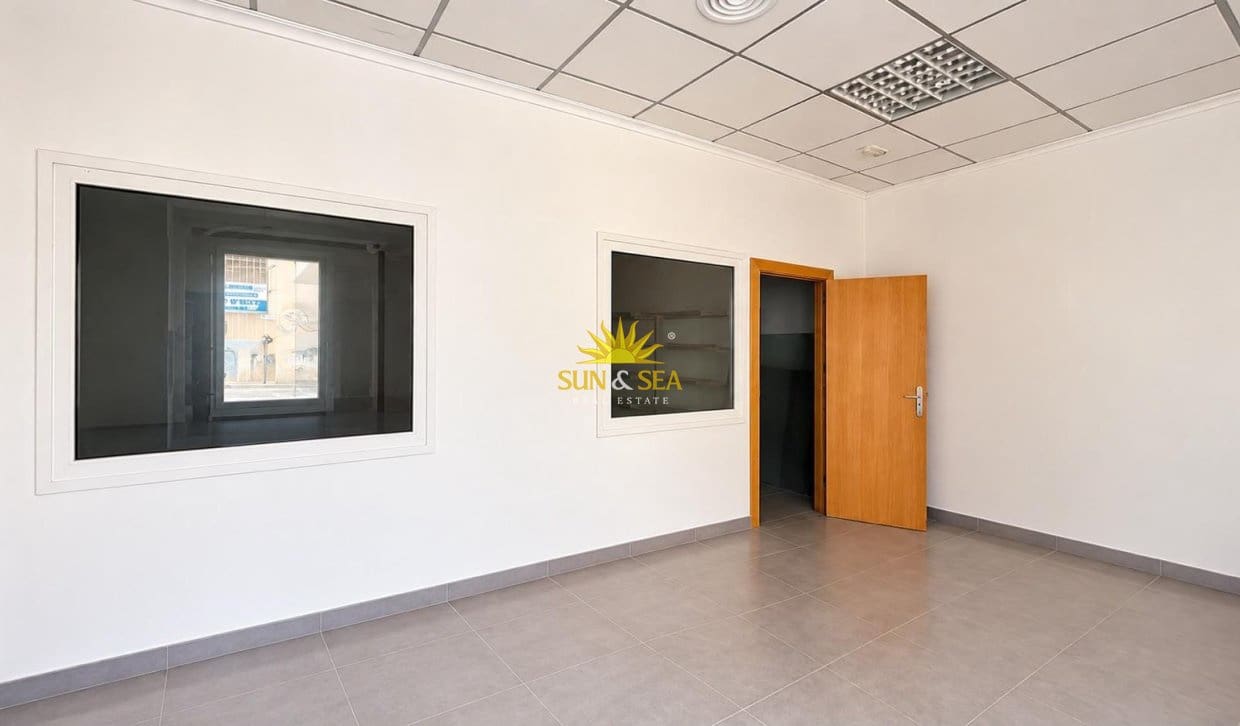 1 makuuhuone Kaupallinen myytävänä paikassa Torrevieja - 599 000 € (Ref: 10079036)