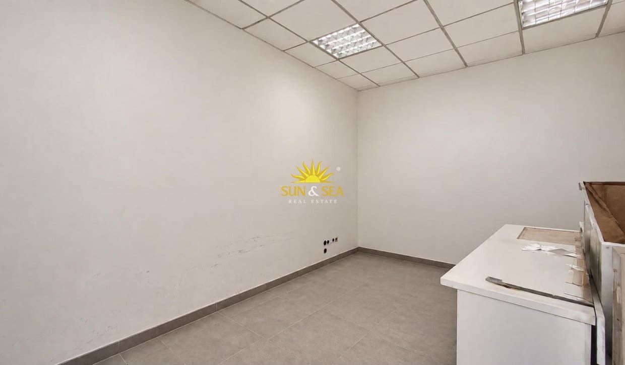 1 makuuhuone Kaupallinen myytävänä paikassa Torrevieja - 599 000 € (Ref: 10079036)