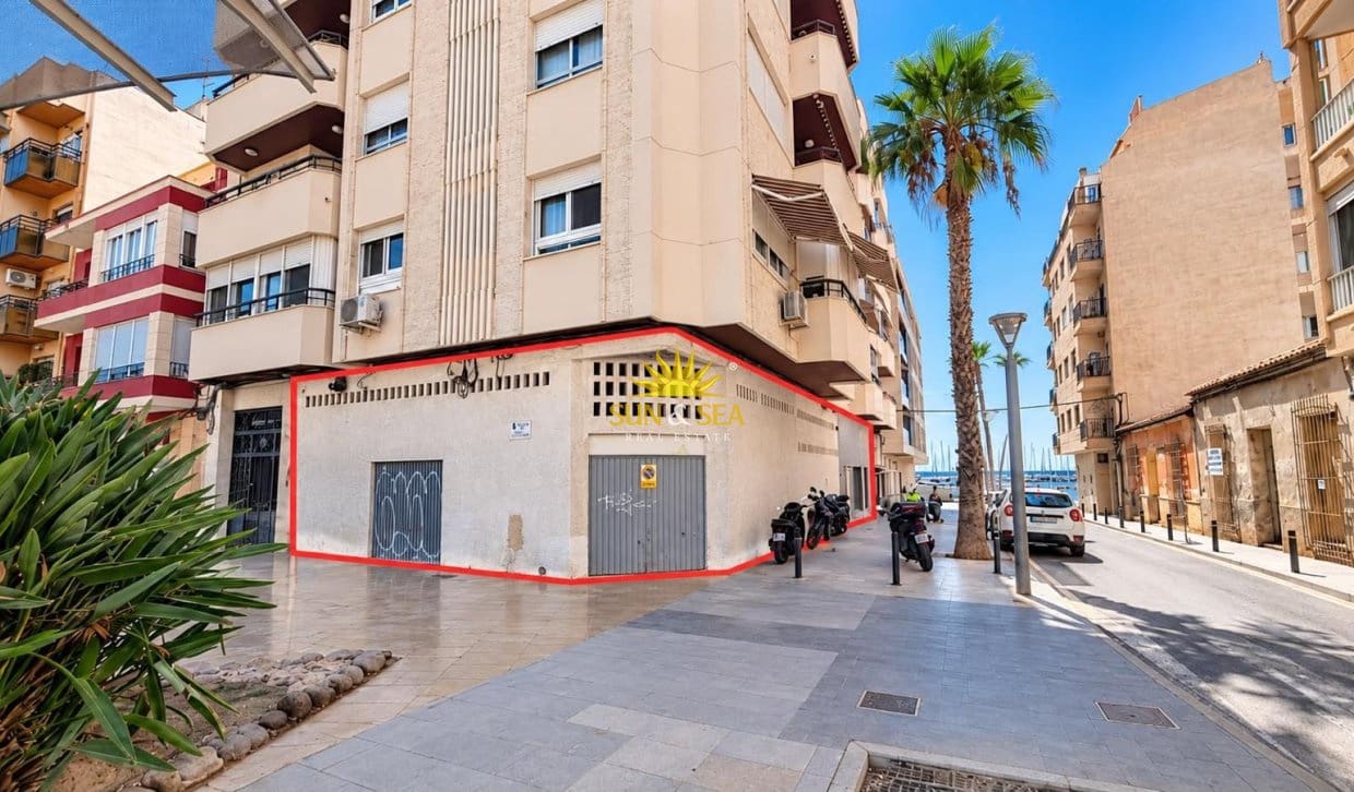 1 makuuhuone Kaupallinen myytävänä paikassa Torrevieja - 599 000 € (Ref: 10079036)