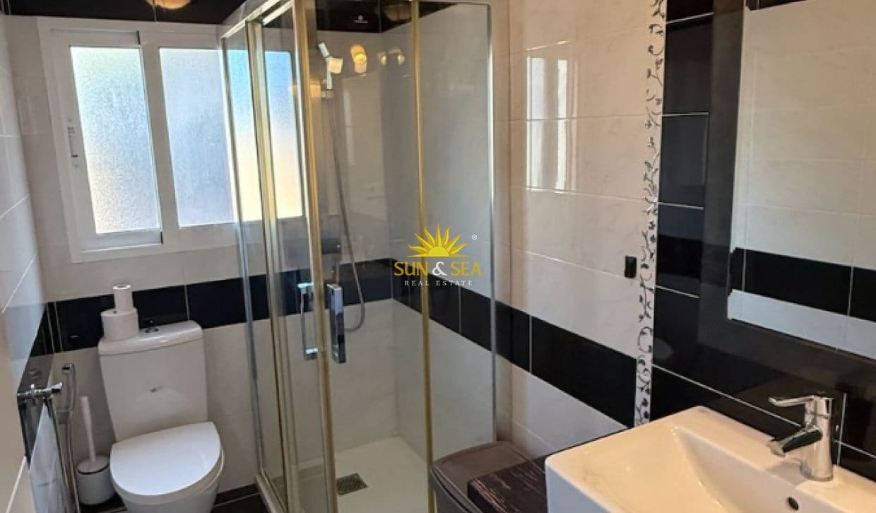 1 soveværelse Lejlighed til leje i Benidorm - € 1.200 (Ref: 10079037)