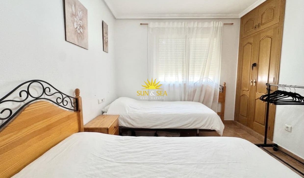 2 soveværelse Lejlighed til leje i Torrevieja med swimmingpool - € 800 (Ref: 10079038)