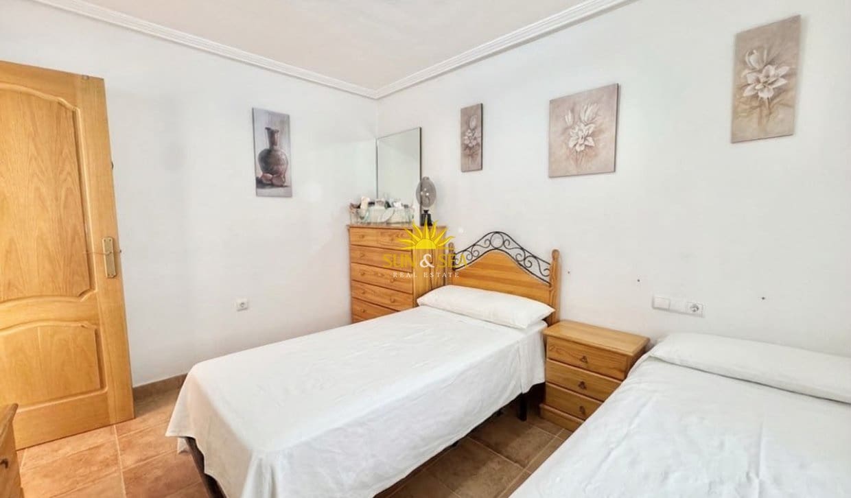 2 soveværelse Lejlighed til leje i Torrevieja med swimmingpool - € 800 (Ref: 10079038)