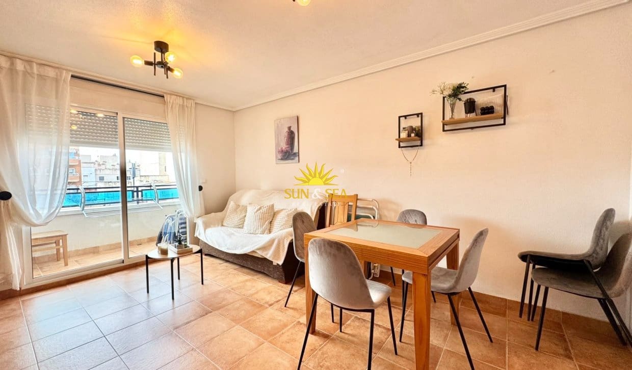 2 soveværelse Lejlighed til leje i Torrevieja med swimmingpool - € 800 (Ref: 10079038)