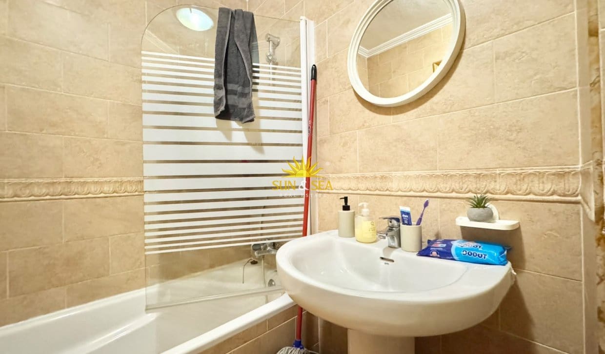 2 soveværelse Lejlighed til leje i Torrevieja med swimmingpool - € 800 (Ref: 10079038)