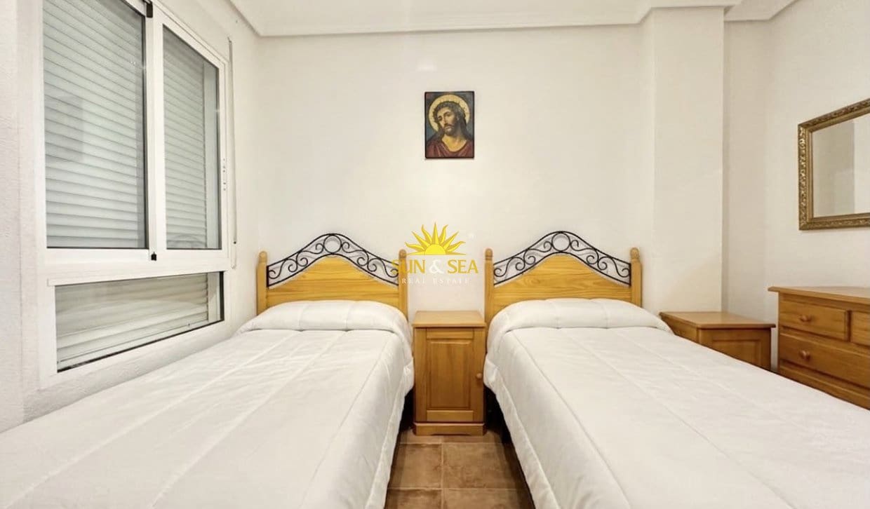 2 soveværelse Lejlighed til leje i Torrevieja med swimmingpool - € 800 (Ref: 10079038)