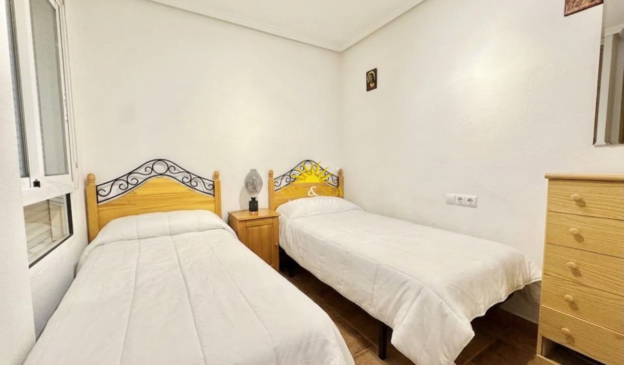 2 soveværelse Lejlighed til leje i Torrevieja med swimmingpool - € 800 (Ref: 10079038)