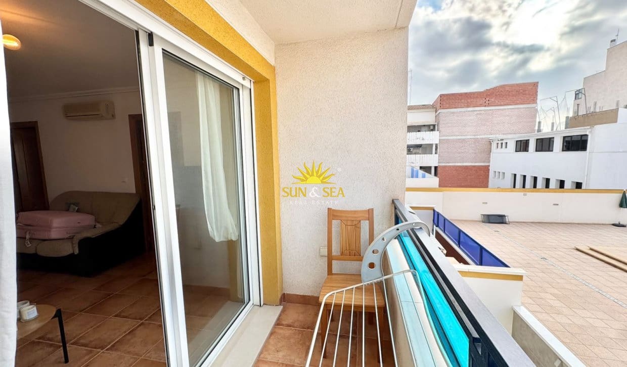 2 soveværelse Lejlighed til leje i Torrevieja med swimmingpool - € 800 (Ref: 10079038)