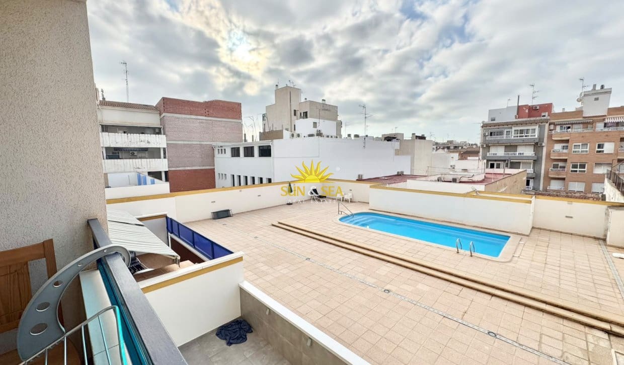 2 soveværelse Lejlighed til leje i Torrevieja med swimmingpool - € 800 (Ref: 10079038)