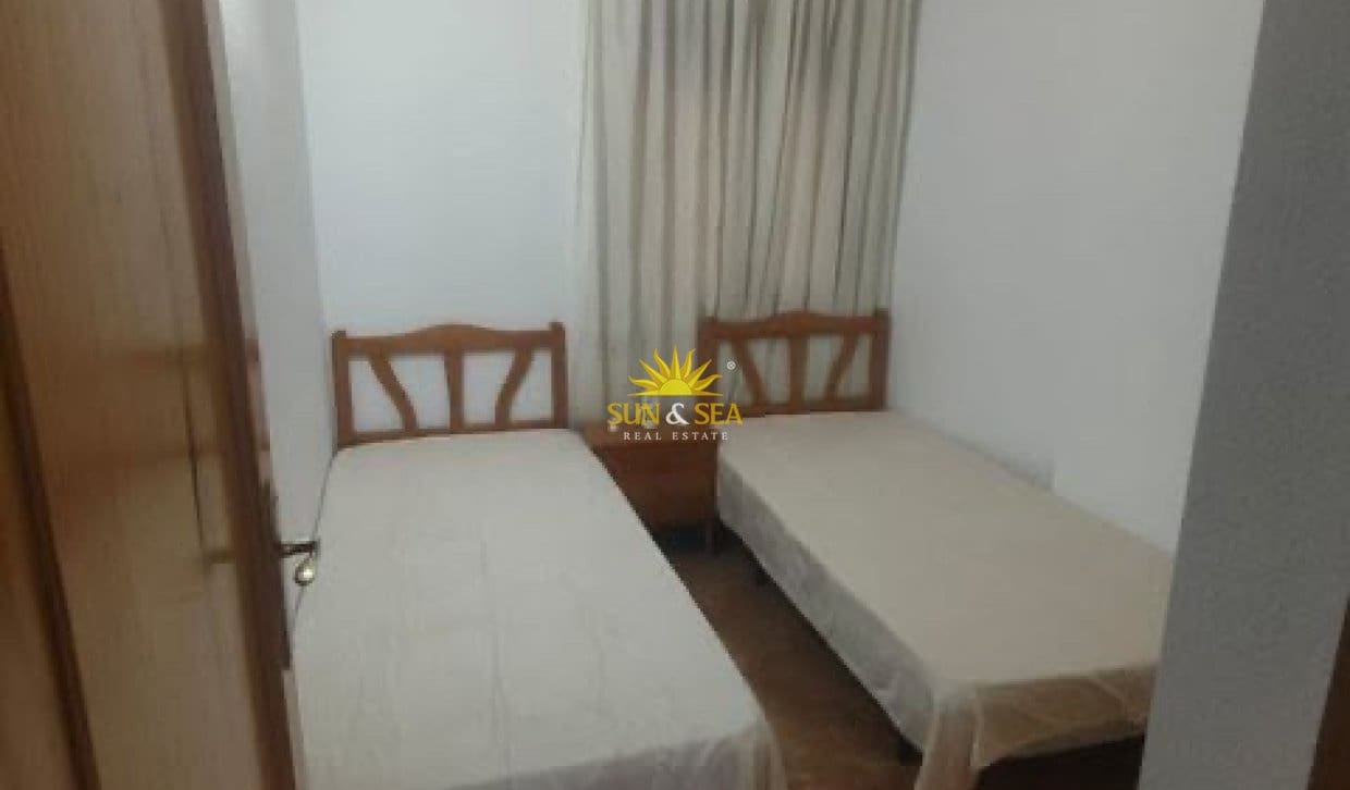 2 soverom Leilighet til leie i Torrevieja med svømmebasseng - € 850 (Ref: 10079040)