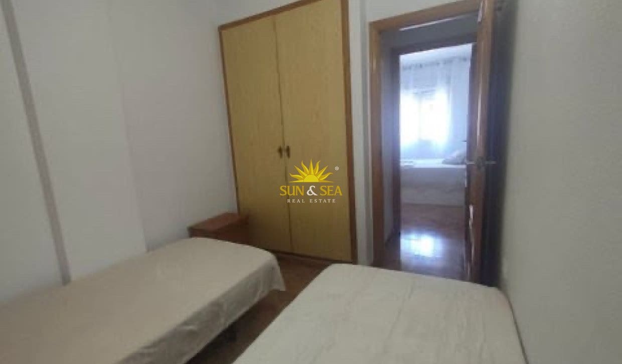 2 soverom Leilighet til leie i Torrevieja med svømmebasseng - € 850 (Ref: 10079040)