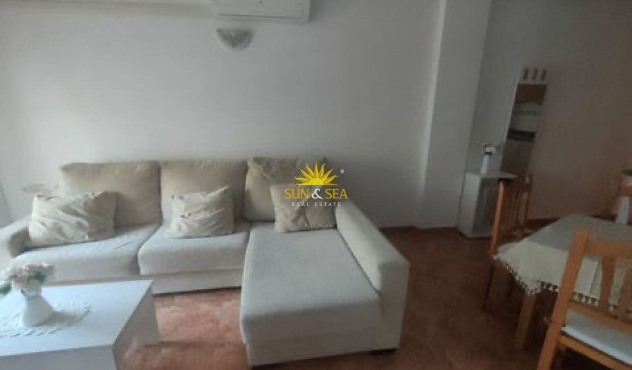 2 soverom Leilighet til leie i Torrevieja med svømmebasseng - € 850 (Ref: 10079040)