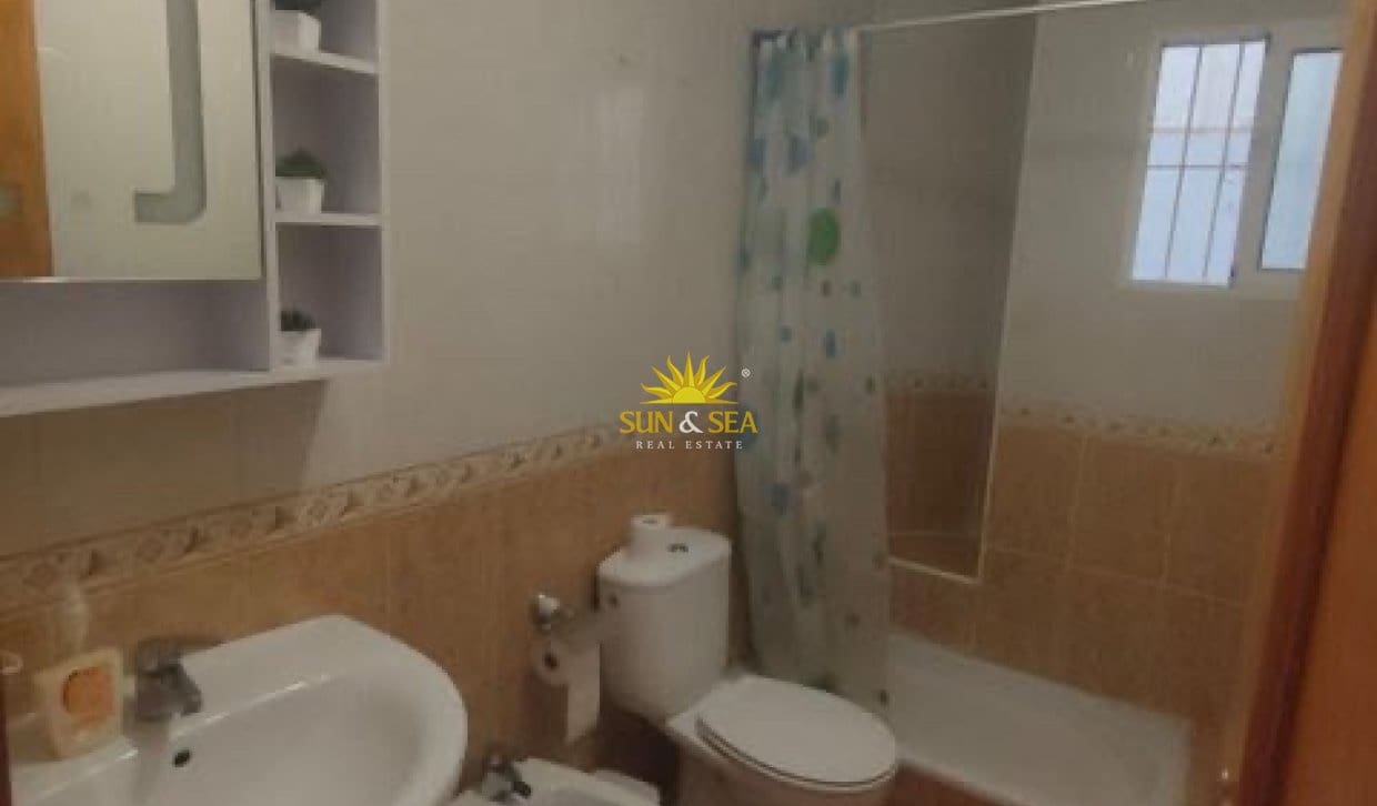 2 soverom Leilighet til leie i Torrevieja med svømmebasseng - € 850 (Ref: 10079040)