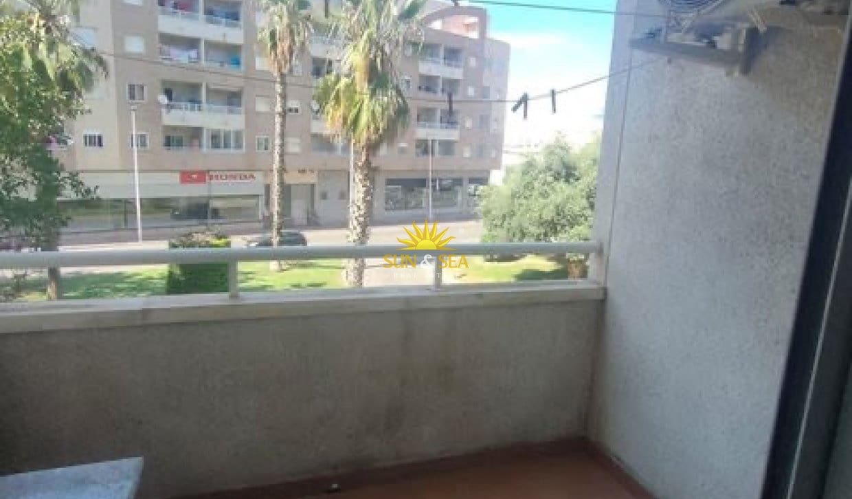 2 soverom Leilighet til leie i Torrevieja med svømmebasseng - € 850 (Ref: 10079040)