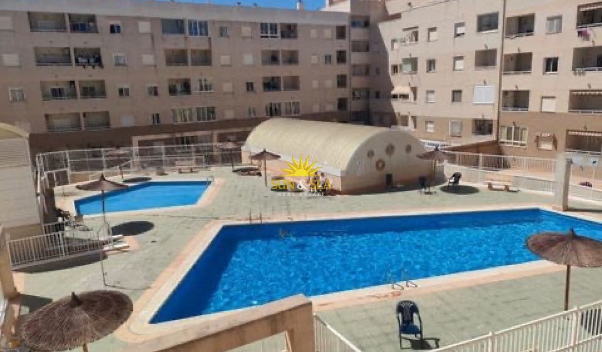 2 soverom Leilighet til leie i Torrevieja med svømmebasseng - € 850 (Ref: 10079040)