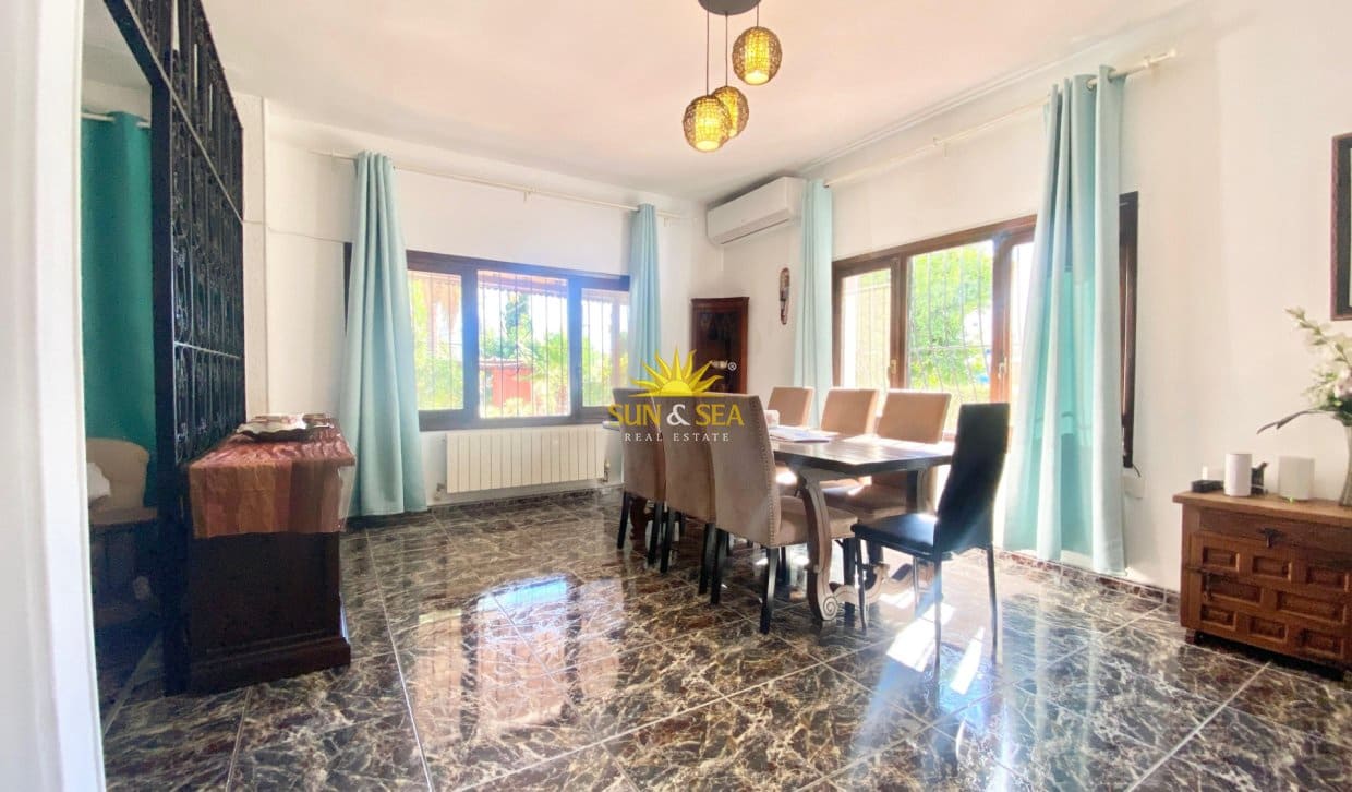 5 bedroom Villa for holiday rental in Cala de Finestrat with pool garage - € 2,250 (Ref: 10079965)