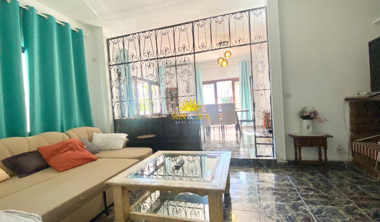 5 bedroom Villa for holiday rental in Cala de Finestrat with pool garage - € 2,250 (Ref: 10079965)
