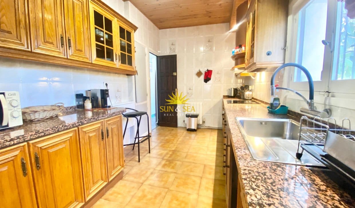 5 bedroom Villa for holiday rental in Cala de Finestrat with pool garage - € 2,250 (Ref: 10079965)
