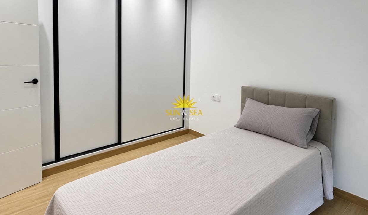 3 Zimmer Haus zu vermieten in Finestrat mit Pool Garage - 2.000 € (Ref: 10081590)