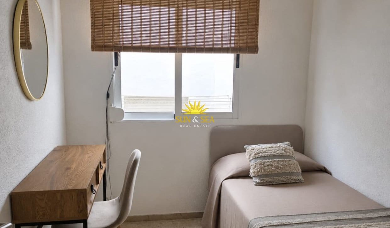 2 quarto Apartamento para arrendar em Benidorm com garagem - 1 300 € (Ref: 10082018)