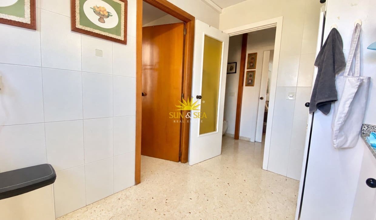 3 bedroom Apartment for rent in Benidorm with pool - € 1,600 (Ref: 10085041)