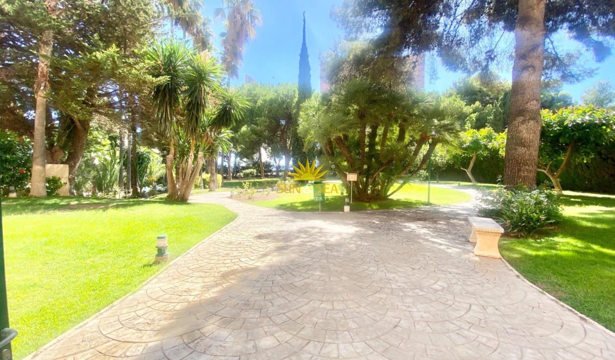 3 bedroom Apartment for rent in Benidorm with pool - € 1,600 (Ref: 10085041)