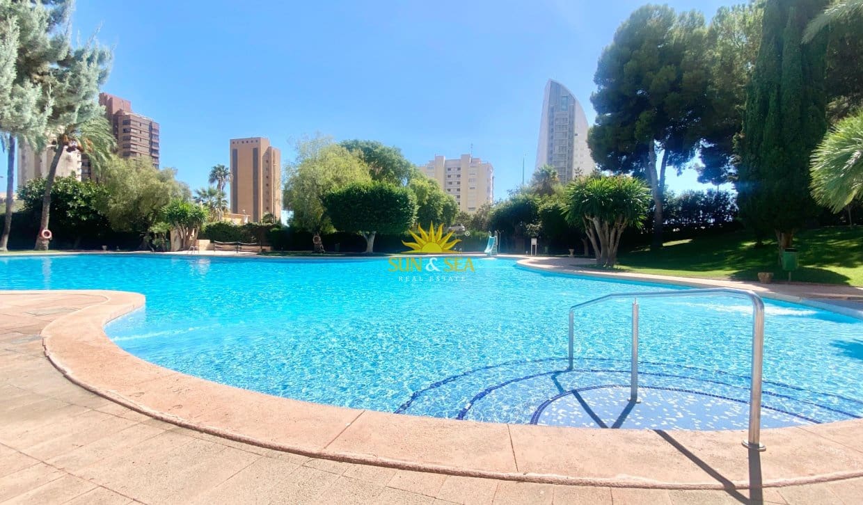 3 bedroom Apartment for rent in Benidorm with pool - € 1,600 (Ref: 10085041)