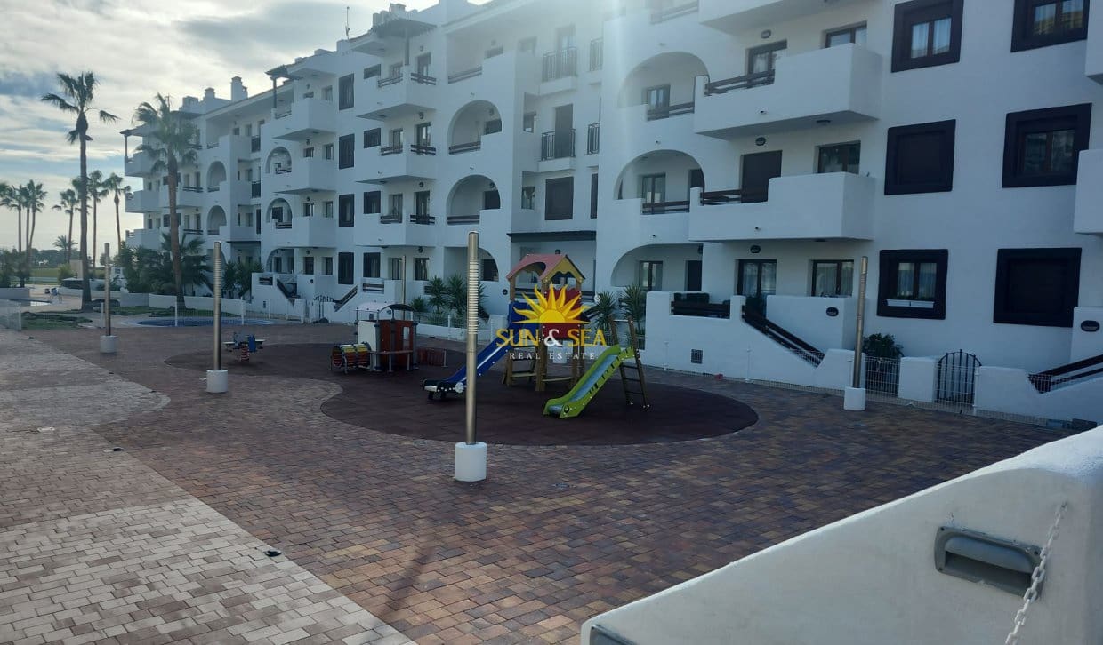 1 soverom Leilighet til leie i Los Alcazares med svømmebasseng garasje - € 690 (Ref: 10086749)