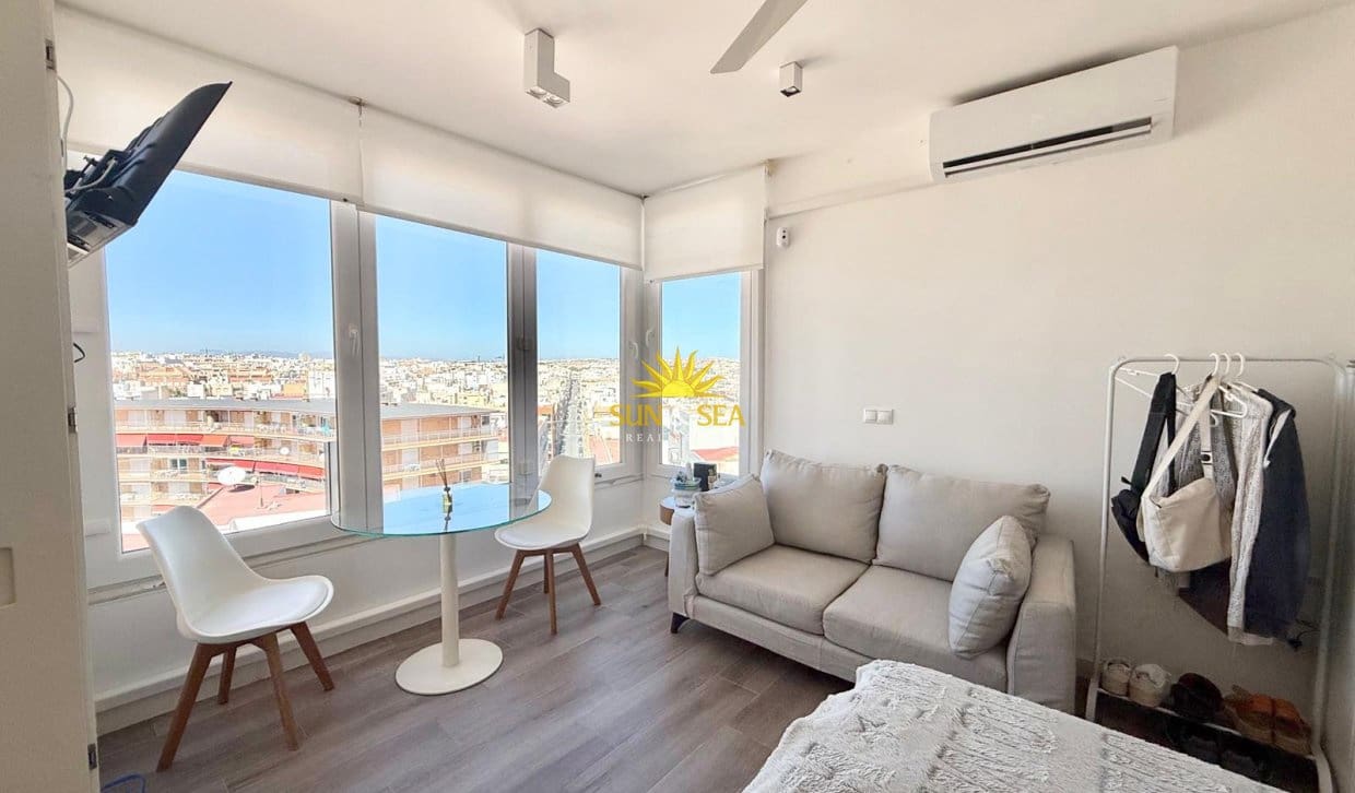 Studio de location de vacances à Torrevieja avec piscine - 650 € (Ref: 10088728)
