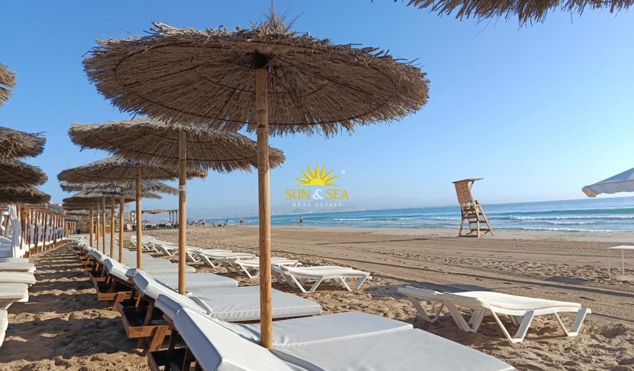 Villa/Maison de 3 chambres de location de vacances à Gran Alacant avec piscine garage - 1 400 € (Ref: 10091498)