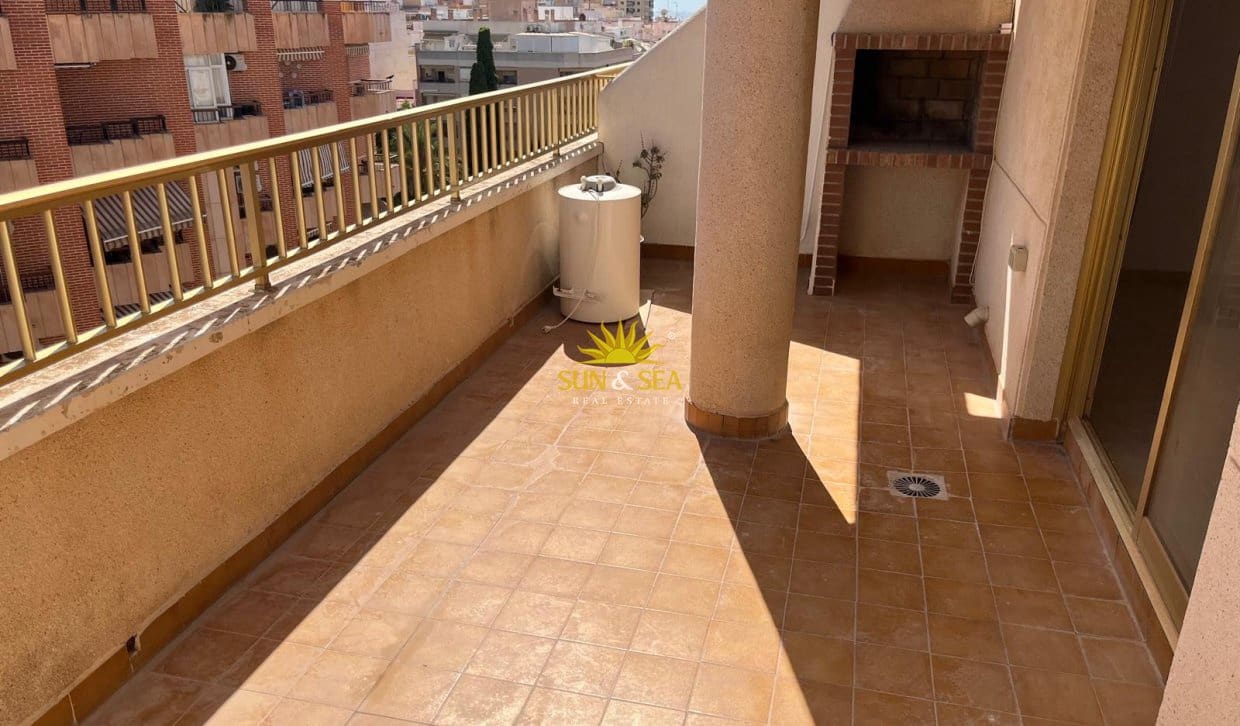 2 Zimmer Penthouse zu vermieten in Torrevieja - 850 € (Ref: 10093728)