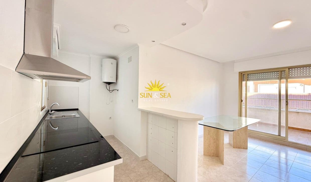 2 bedroom Penthouse for rent in Torrevieja - € 850 (Ref: 10093728)
