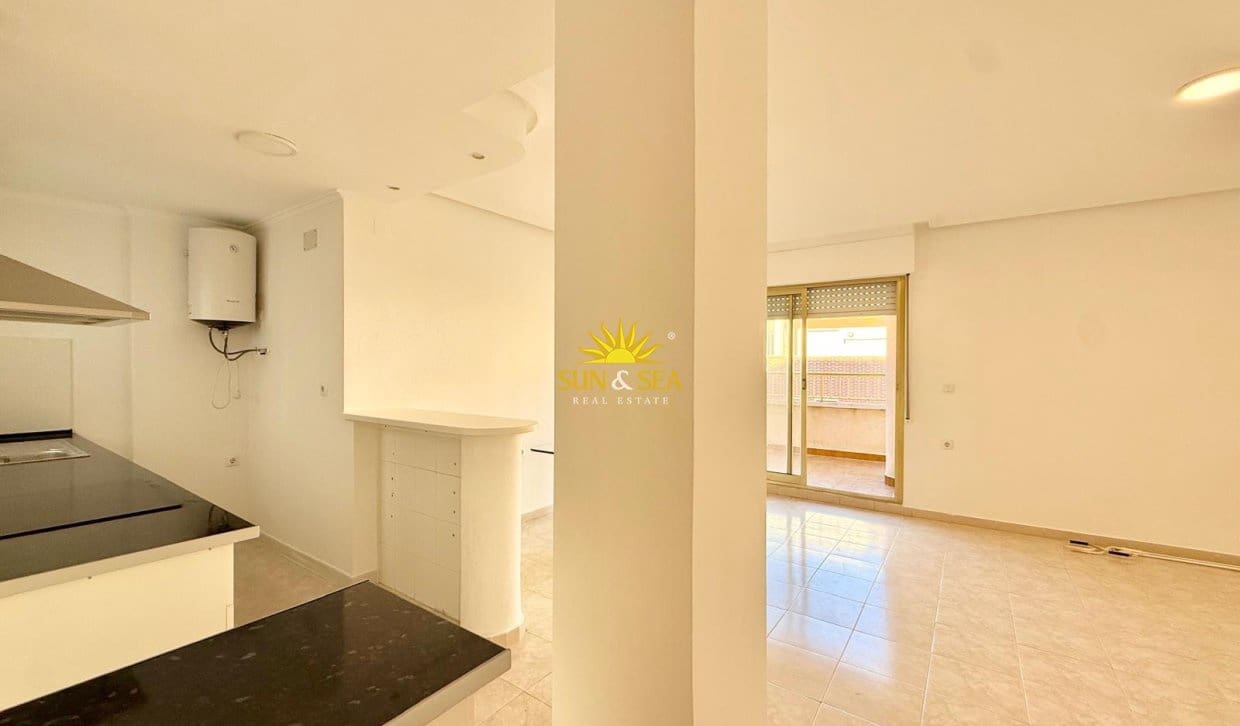 2 bedroom Penthouse for rent in Torrevieja - € 850 (Ref: 10093728)