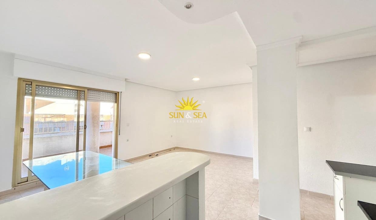 2 bedroom Penthouse for rent in Torrevieja - € 850 (Ref: 10093728)