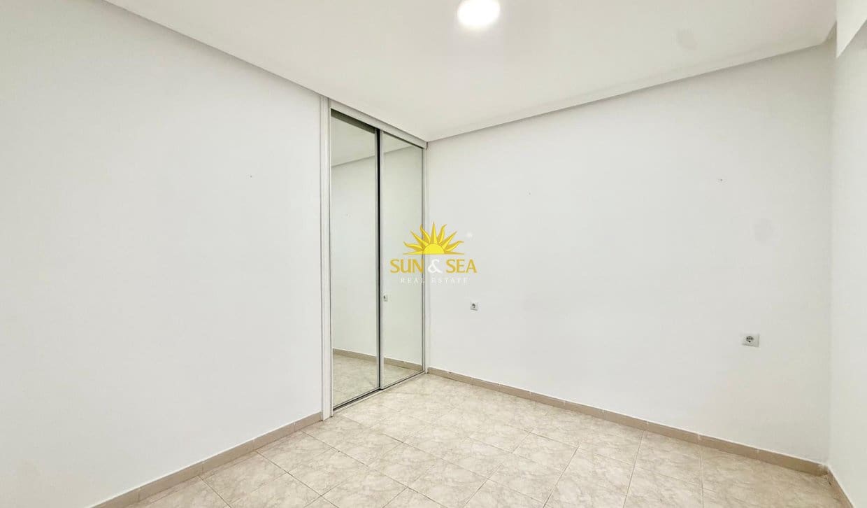 2 bedroom Penthouse for rent in Torrevieja - € 850 (Ref: 10093728)