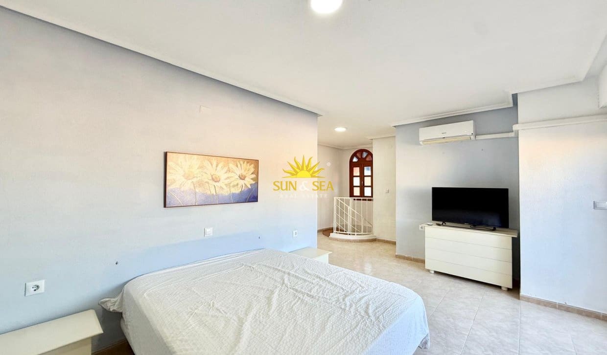 2 bedroom Penthouse for rent in Torrevieja - € 850 (Ref: 10093728)