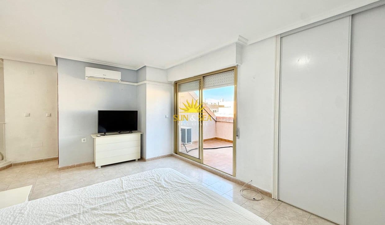 2 bedroom Penthouse for rent in Torrevieja - € 850 (Ref: 10093728)
