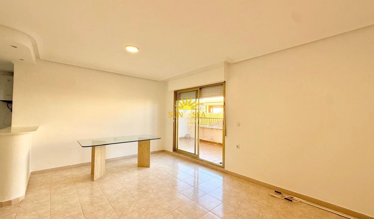 2 bedroom Penthouse for rent in Torrevieja - € 850 (Ref: 10093728)