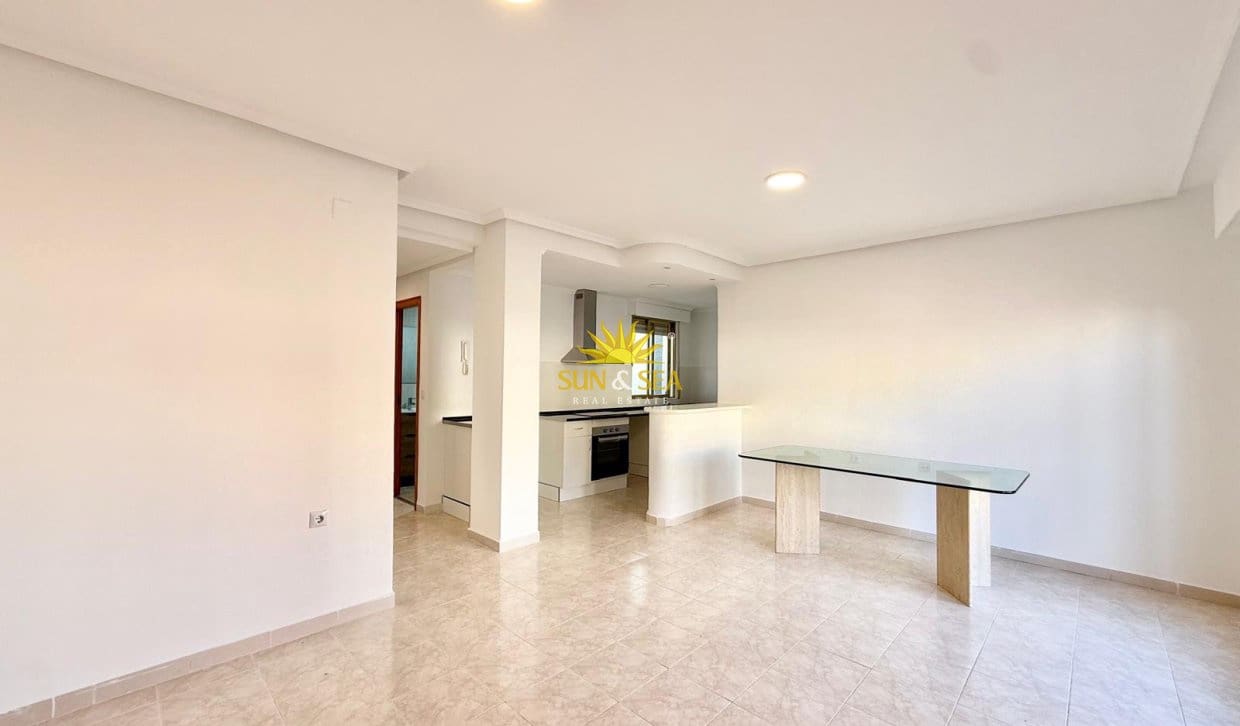 2 bedroom Penthouse for rent in Torrevieja - € 850 (Ref: 10093728)