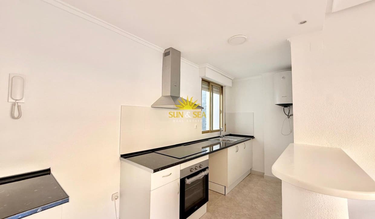 2 bedroom Penthouse for rent in Torrevieja - € 850 (Ref: 10093728)