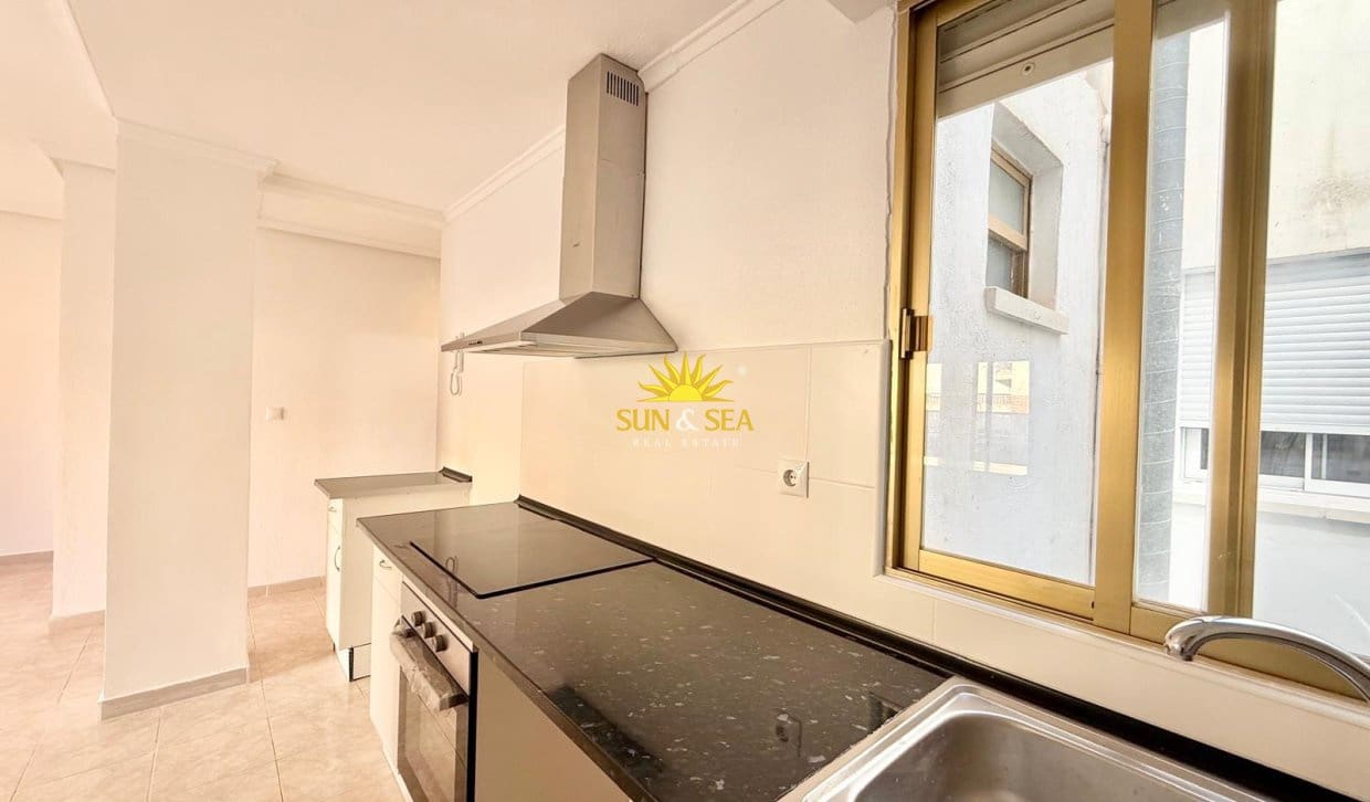 2 bedroom Penthouse for rent in Torrevieja - € 850 (Ref: 10093728)