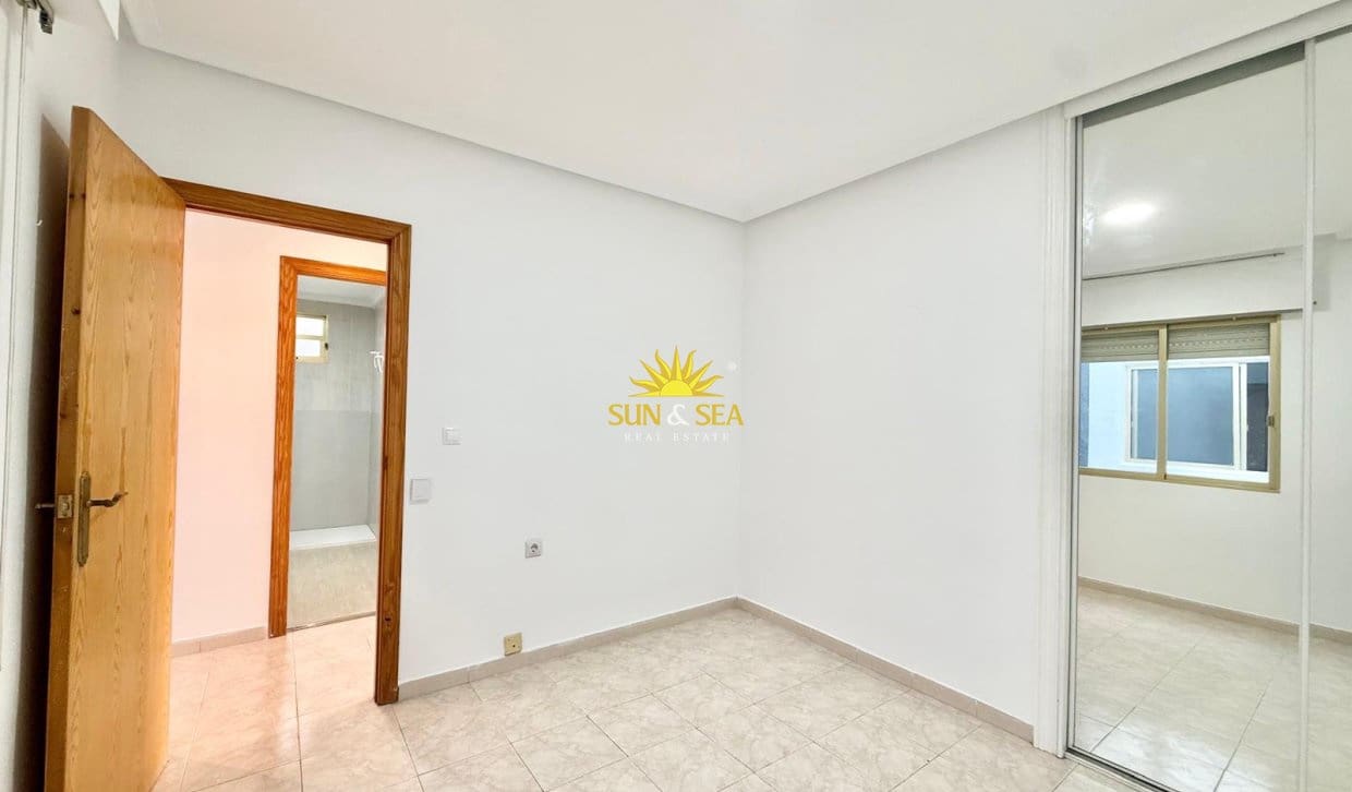 2 bedroom Penthouse for rent in Torrevieja - € 850 (Ref: 10093728)