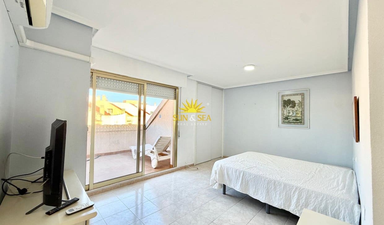 2 bedroom Penthouse for rent in Torrevieja - € 850 (Ref: 10093728)