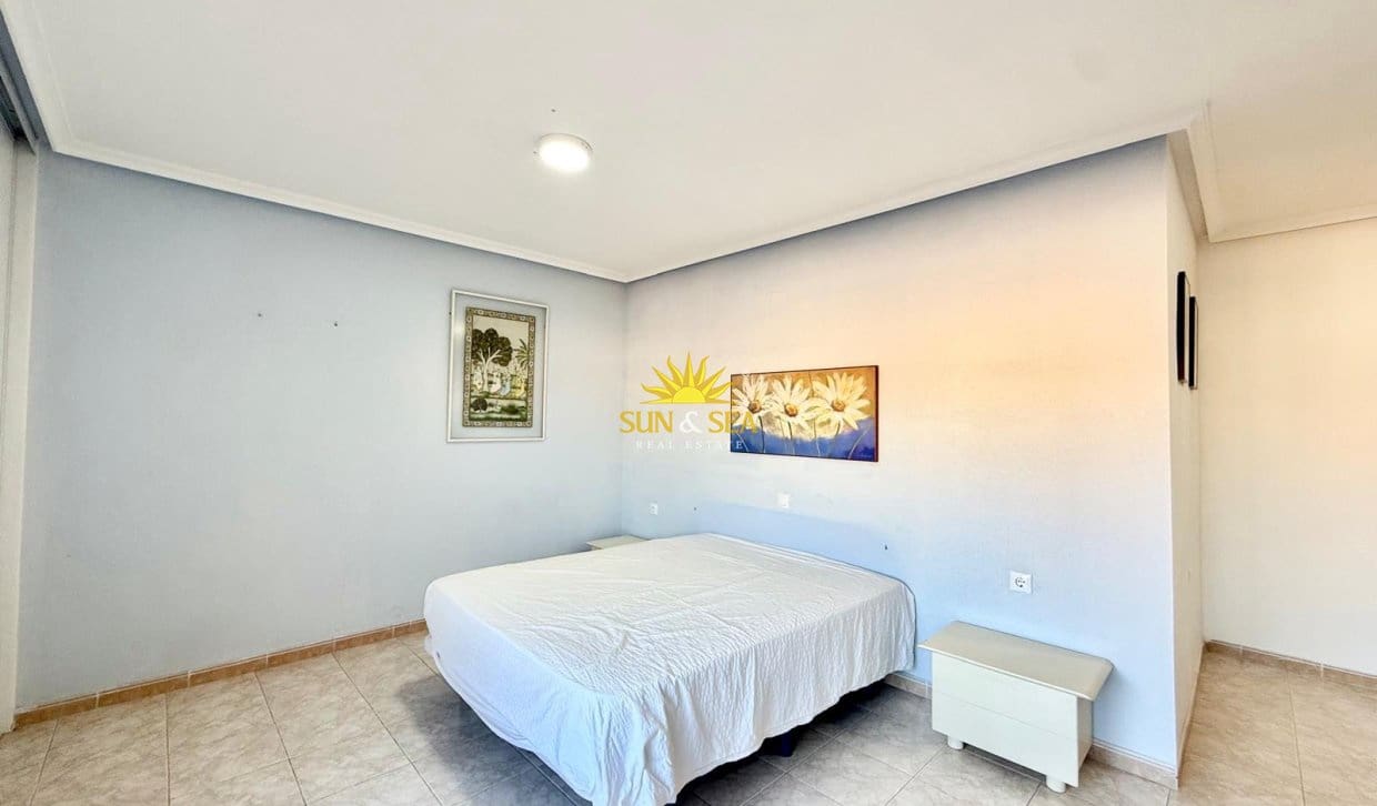 2 bedroom Penthouse for rent in Torrevieja - € 850 (Ref: 10093728)