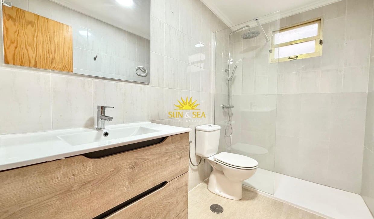 2 bedroom Penthouse for rent in Torrevieja - € 850 (Ref: 10093728)
