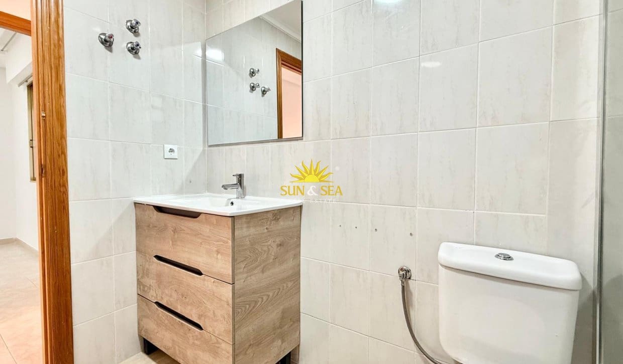 2 bedroom Penthouse for rent in Torrevieja - € 850 (Ref: 10093728)