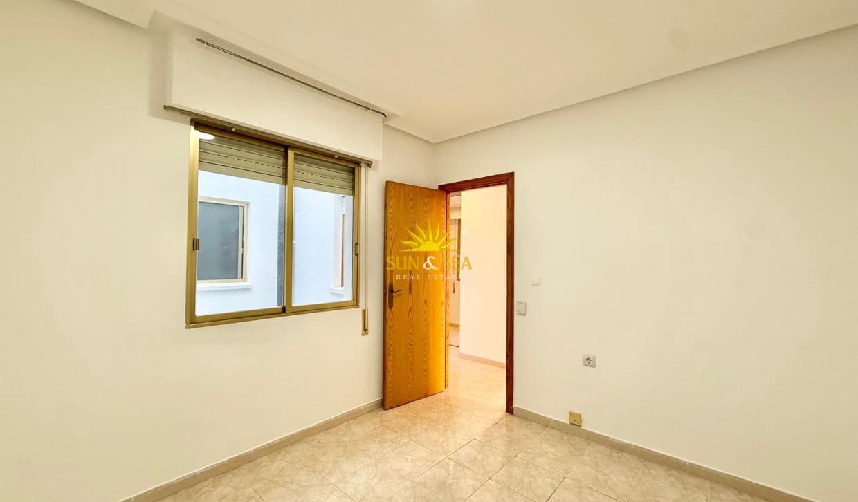 2 bedroom Penthouse for rent in Torrevieja - € 850 (Ref: 10093728)