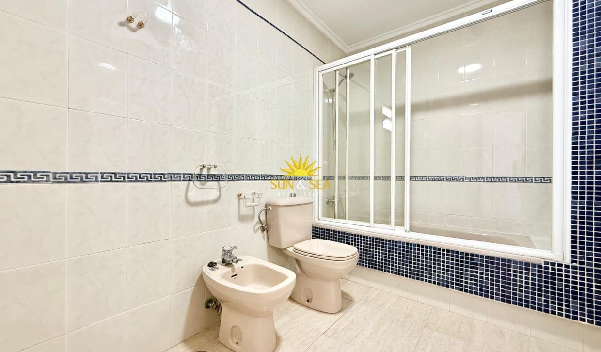 2 bedroom Penthouse for rent in Torrevieja - € 850 (Ref: 10093728)